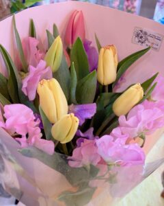 チューリップやスイートピーの花束