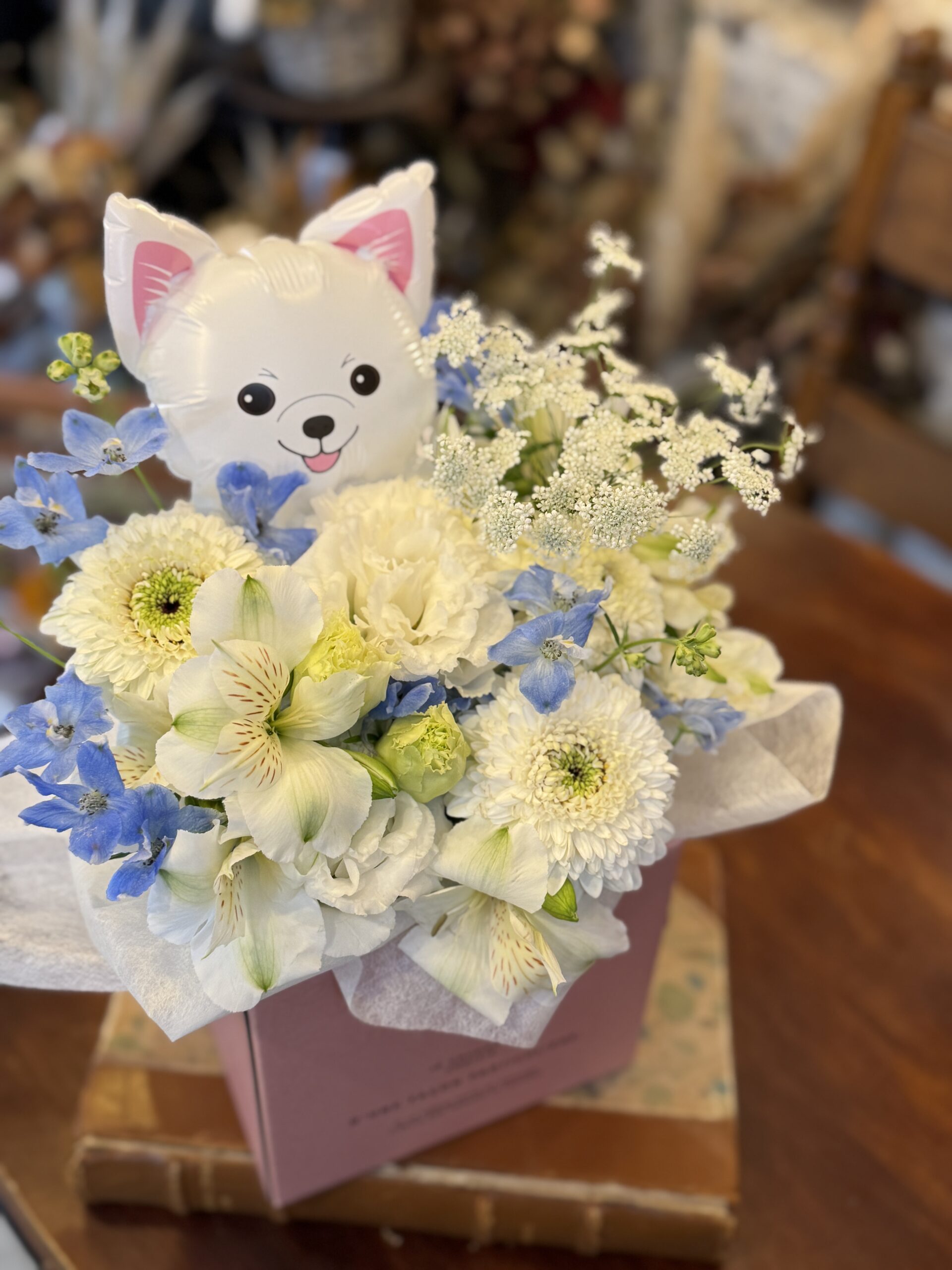 猫バルーンと白と青の花のアレンジ