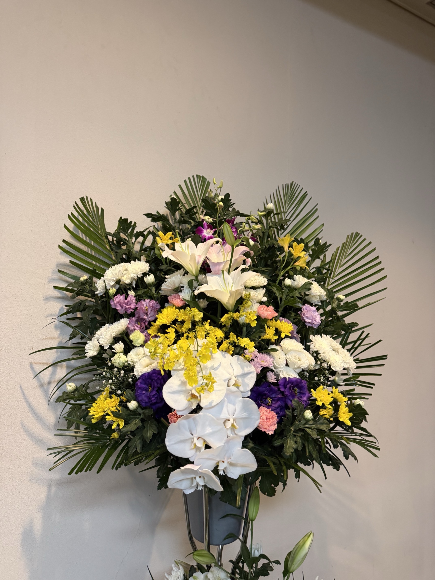 供花アレンジ(白×黄×紫)|八代市フローリストつつみ