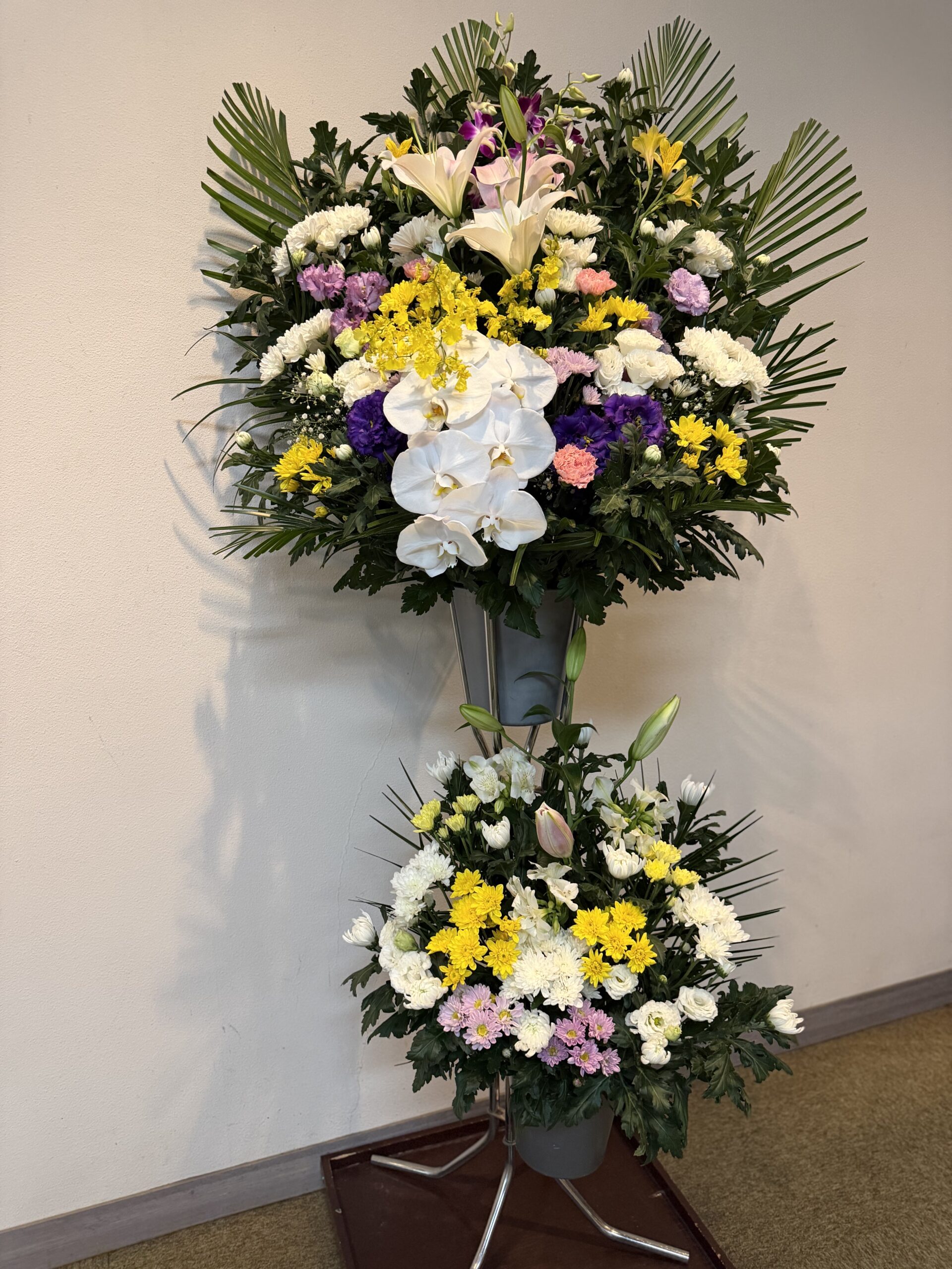 通夜・葬儀の2段スタンド花|八代市フローリストつつみ