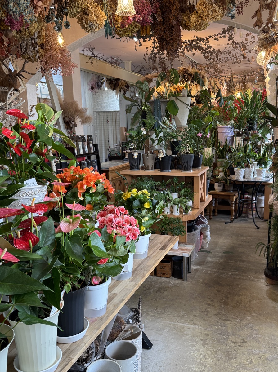 フローリスト・つつみの店内（八代市の花屋）