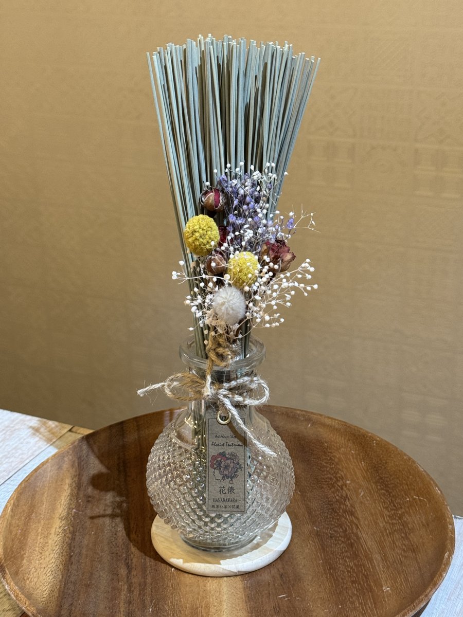 花俵（はなだわら）｜ガラスの花瓶に八代産のい草を立て、ドライフラワーを添えた作品。「花俵 HANADAWARA」のタグ付き